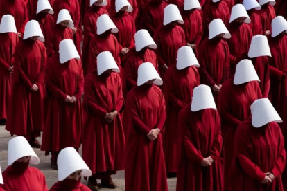 Publicada en 1985, la novela se convirtió en una de las obras más reconocidas de Atwood y adquirió una nueva presencia en la cultura popular con la adaptación televisiva estrenada en 2017.
