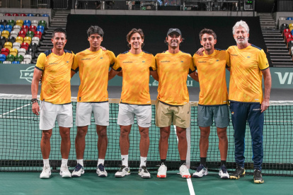 Gonzalo Escobar, Ángel Véliz, Álvaro Guillén, Diego Hidalgo, Andrés Andrade y el capitán Raúl Viver.