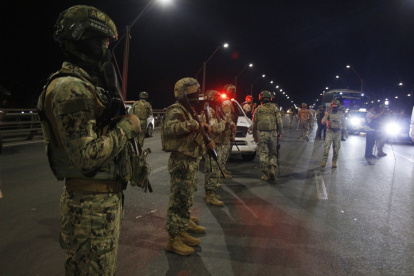 Militares realizando operativos durante una jornada de toque de queda en Guayas.