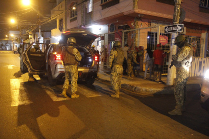 Efectivos de las Fuerzas Armadas realizan requisas durante una jornada de toque de queda en la provincia de Guayas.