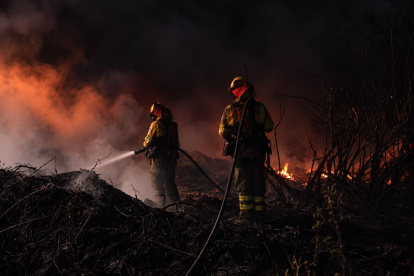 Bomberos de Quito mantienen labores de enfriamiento en La Vicentina, mientras un carril de la avenida Velasco Ibarra permanece cerrado.