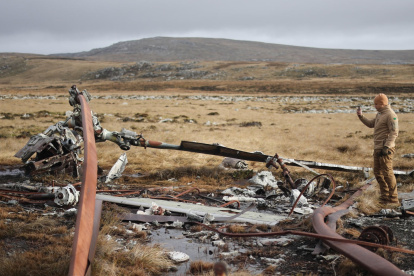 Un excombatiente argentino observa los escombros dejados por la guerra, este miércoles en Islas Malvinas.