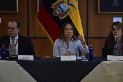 Mishel Mancheno (c.), presidenta de la Asamblea Nacional.