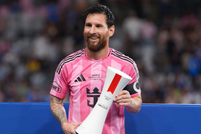 Lionel Messi celebra la conquista del torneo Campeones Cup, que Inter Miami ganó este miércoles a Cruz Azul en el estadio NU.