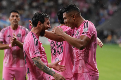 El argentino Lionel Messi y el brasileño Casemiro (d) celebran los goles anotados este miércoles en la victoria por 2-0 sobre Cruz Azul que dieron a Inter Miami el título del torneo Campeones Cup en el estadio NU.