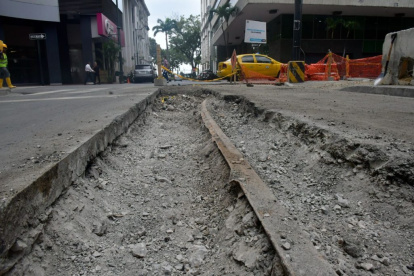 Los rieles del antiguo tranvía que reaparecieron en dos calles.
