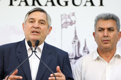 El ministro de Educación y Ciencia de Paraguay, Luis Ramírez (i), habla junto al presidente de la Federación de Educadores de Paraguay, Silvio Piris.
