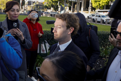 Fotografía de archivo, tomada el pasado 25 de marzo, en la que se captó a director ejecutivo de Meta, Mark Zuckerberg (c), en Los Ángeles (CA, EE.UU.). EFE/Chris Torres