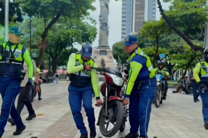 En diferentes sectores del centro se retiraron motos.