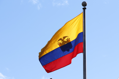 El amarillo, azul y rojo identifican a la Bandera Nacional de Ecuador, uno de los principales símbolos patrios.