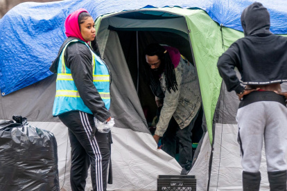 Fotografía de archivo de un defensor de personas sin hogar al alentar a un hombre a empacar sus pertenencias, en McPherson Square en Washington (EE.UU.).