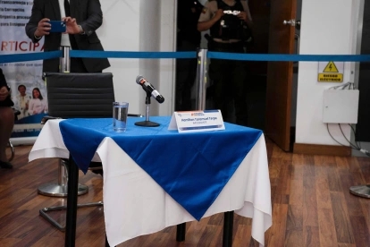 Silla vacía en la mesa de comparecencias durante la audiencia pública en Quito, donde se confirmó el archivo de la demanda tras la inasistencia del impugnante.