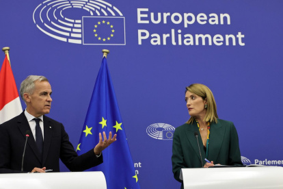 El Primer Ministro de Canadá, Mark Carney (i) y la Presidenta del Parlamento Europeo, Roberta Metsola (d).