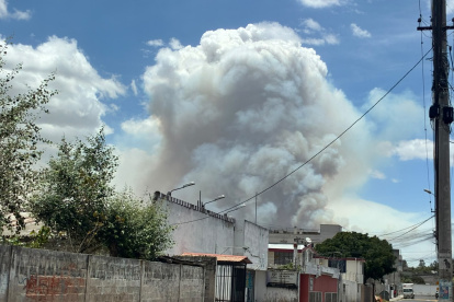 Una cortina de humo cubrió el Casitagua durante el incendio y fue visible desde varios sectores del norte de Quito este miércoles.