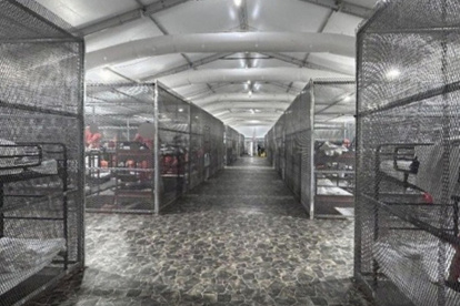 Jaulas metálicas como "zonas de calma" para los migrantes detenidos en Alligator Alcatraz, antes de su cierre este verano en el sur de Florida.