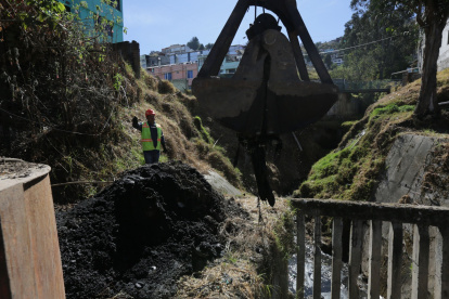 En Alma Lojana se realizó la limpieza de una quebrada para prevenir inundaciones y mantener despejados los cauces ante fuertes lluvias.