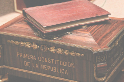 Vicente Rocafuerte, jefe supremo del Estado, organizó una convención nacional que produjo la primera Constitución que definió a la reunión de las provincias de Guayaquil, Quito y Cuenca como “República del Ecuador”.