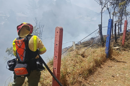 Bomberos controlaron una quema de desechos en Villaflora y realizaron labores de enfriamiento para evitar que el fuego volviera a activarse.
