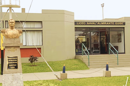 Exteriores del colegio Liceo Naval Almirante en Lima, Perú.