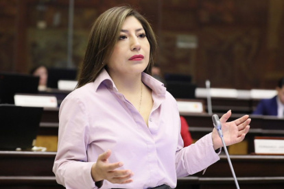 Inés Alarcón, presidenta de la Comisión de Seguridad, entregó a la Fiscalía el informe de fiscalización aprobado por la Asamblea sobre Segura EP.