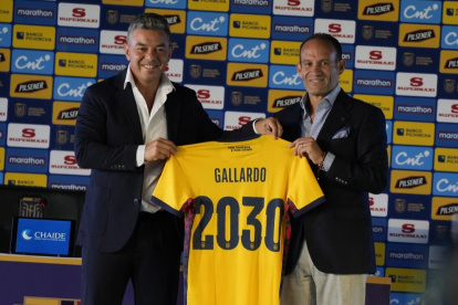 Marcelo Gallardo (i) recibió la camiseta de la selección de Ecuador, como su nuevo director técnico.