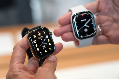 Una persona sostiene los nuevos Apple Watch Series 12, el día de su lanzamiento, en Nueva York (Estados Unidos).