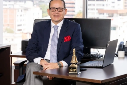 Es el gerente General de la Bolsa de Valores de QuitO. Es Economista, por el Instituto Tecnológico de Estudios Superiores de Monterrey, México.