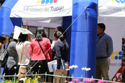 Un grupo de jóvenes asiste a una feria de empleo en Ecuador.