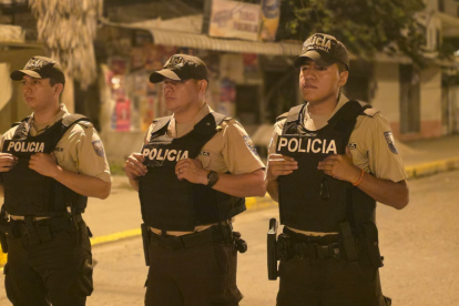 Agentes de la Policía Nacional patrullan las calles de Guayaquil durante el toque de queda.