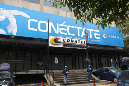 Un grupo de personas el 17 de septiembre de 2026 al caminar frente a la sede principal de la Comisión Nacional de Telecomunicaciones (CONATEL), en Caracas (Venezuela).