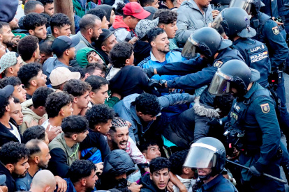 Traslado de migrantes asentados en la playa de Benítez, este viernes 18 de septiembre de 2026.