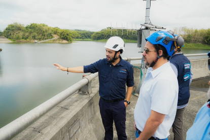 El prefecto Carlos Encalada recorrió el embalse Daule-Peripa junto a autoridades de CELEC EP.