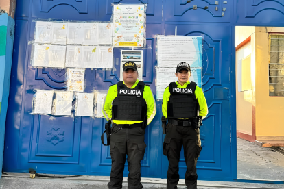 Policías refuerzan la seguridad en los exteriores de instituciones educativas como parte del Plan Escudo
