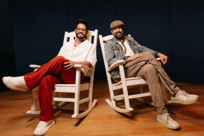 El videoclip del tema se estrenó en Youtube el viernes 18 de septiembre y es protagonizado por ambos artistas.