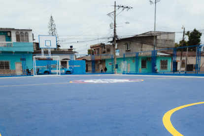La cancha del Guasmo Norte fue renovada por el Chelsea como parte de su proyecto para impulsar el deporte comunitario en Guayaquil.