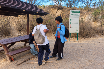 Tres menores fueron sorprendidos intentando encender una fogata en Collaquí, donde los equipos de emergencia actuaron antes de que iniciara un incendio.