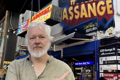 Mensaje de apoyo a Assange en espacios públicos, tras su reaparición en X