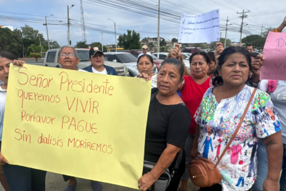 Pacientes renales reclaman al gobierno que pague la deuda con la dializadora.
