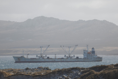 Fotografía que muestra un barco en la Bahía Yorke en las Islas Malvinas.