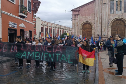 A un año de la primera marcha masiva alrededor de 50.000 personas marcharon el 16 de septiembre para recordarnos, desde Cuenca y sus cuatro ríos, que “el agua no se vende, se defiende”.