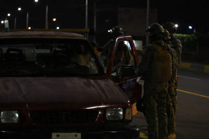 Los toques de queda buscan contener la violencia durante determinadas horas, pero especialistas advierten sobre el desplazamiento del crimen hacia otros horarios y territorios.
