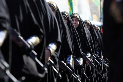 Mujeres militares iraníes de la fuerza paramilitar Basij, perteneciente al Cuerpo de la Guardia Revolucionaria Islámica, participan en un acto militar.