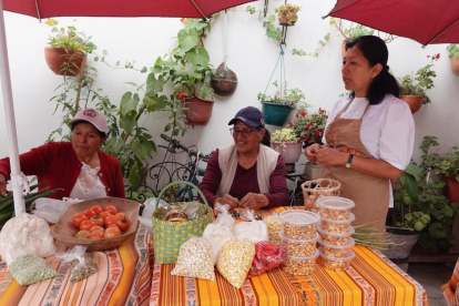 Ligia, Rosalía y Bella Criollo (de izquierda a derecha), en el Mercadito Agroecológico, en San Antonio de Pichicha.