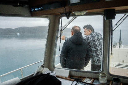 El Ministro de Defensa danés, Jeppe Bruus (izq.), y el Ministro de Asuntos Exteriores de Groenlandia, Mute B. Egede, conversan mientras visitan el ejercicio militar de la OTAN Arctic Shield 2026 en Narsarsuaq, Groenlandia, el 9 de septiembre de 2026.
