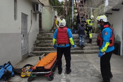 La emergencia ocurrió en Sauces 9, donde moradores también reportaron una interrupción del servicio eléctrico tras el accidente.