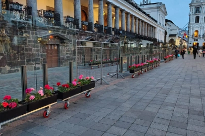 Las vallas no se retiraron del todo. Ahora se alternan con las nuevas jardineras.