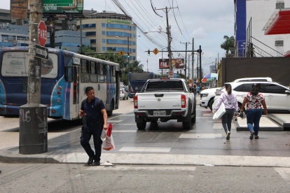 Irrespeto. Hay conductores que invaden el espacio peatonal en la zona.