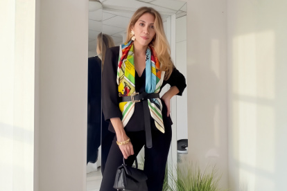 Sobre el torso, el pañuelo se convierte en el protagonista del look.