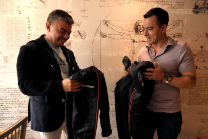 El seleccionador Marcelo Gallardo (i) tuvo una reunión con el presidente Daniel Noboa (d).
