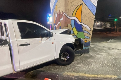 La camioneta se impactó contra la base de un paso a desnivel ubicado en la avenida Carlos Julio Arosemena, en el oeste de Guayaquil.